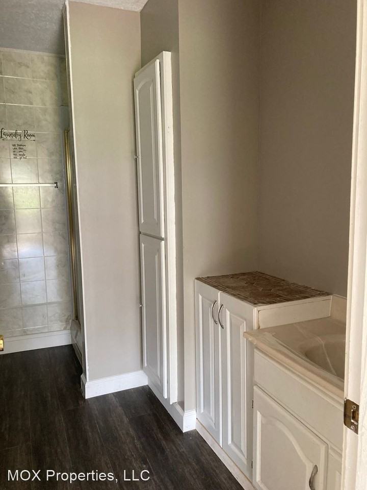 406 6th St - Photo 2 of 9