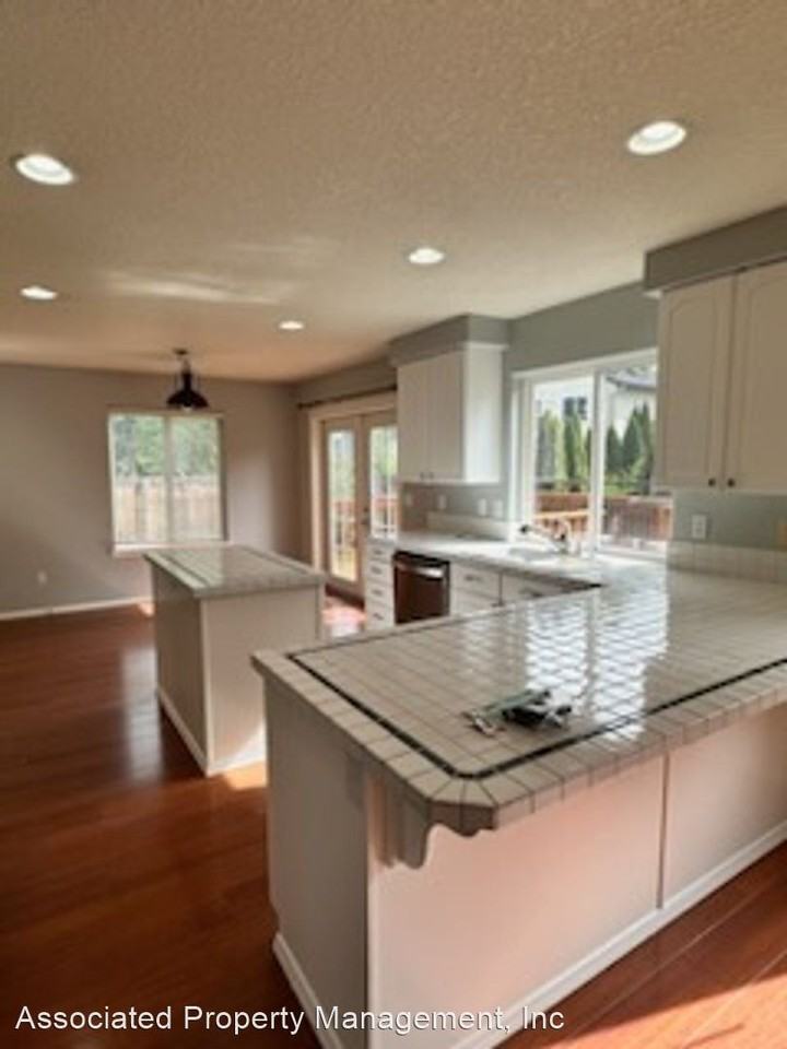 158 Ne Chancellor Ct - Photo 2 of 10