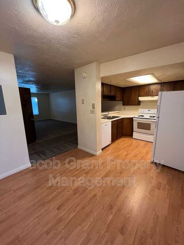 735 Whittier St #735 - Photo 4 of 12