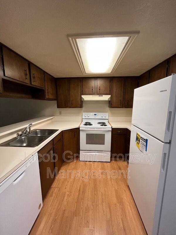 735 Whittier St #735 - Photo 5 of 12