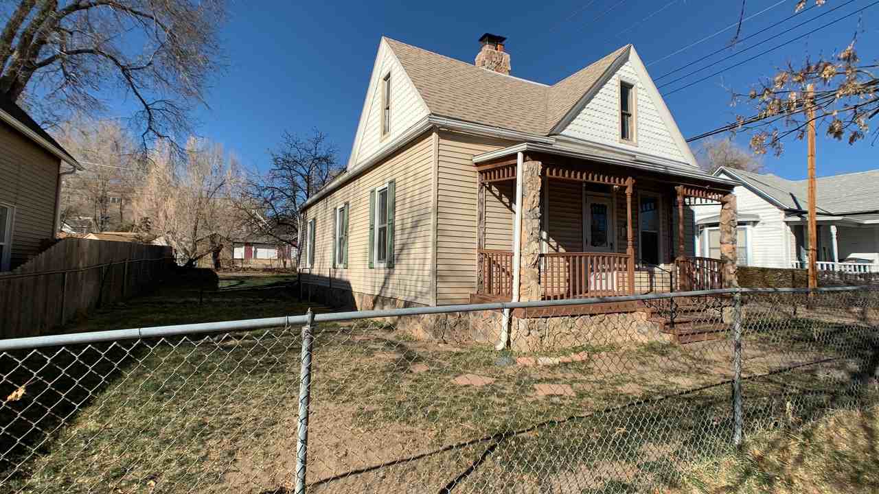 214 N Walnut St - Photo 2 of 10