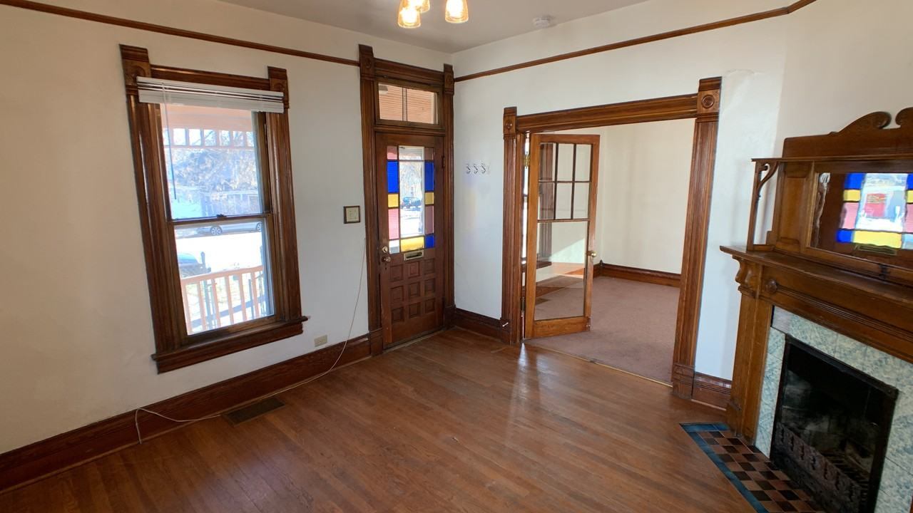 214 N Walnut St - Photo 3 of 10