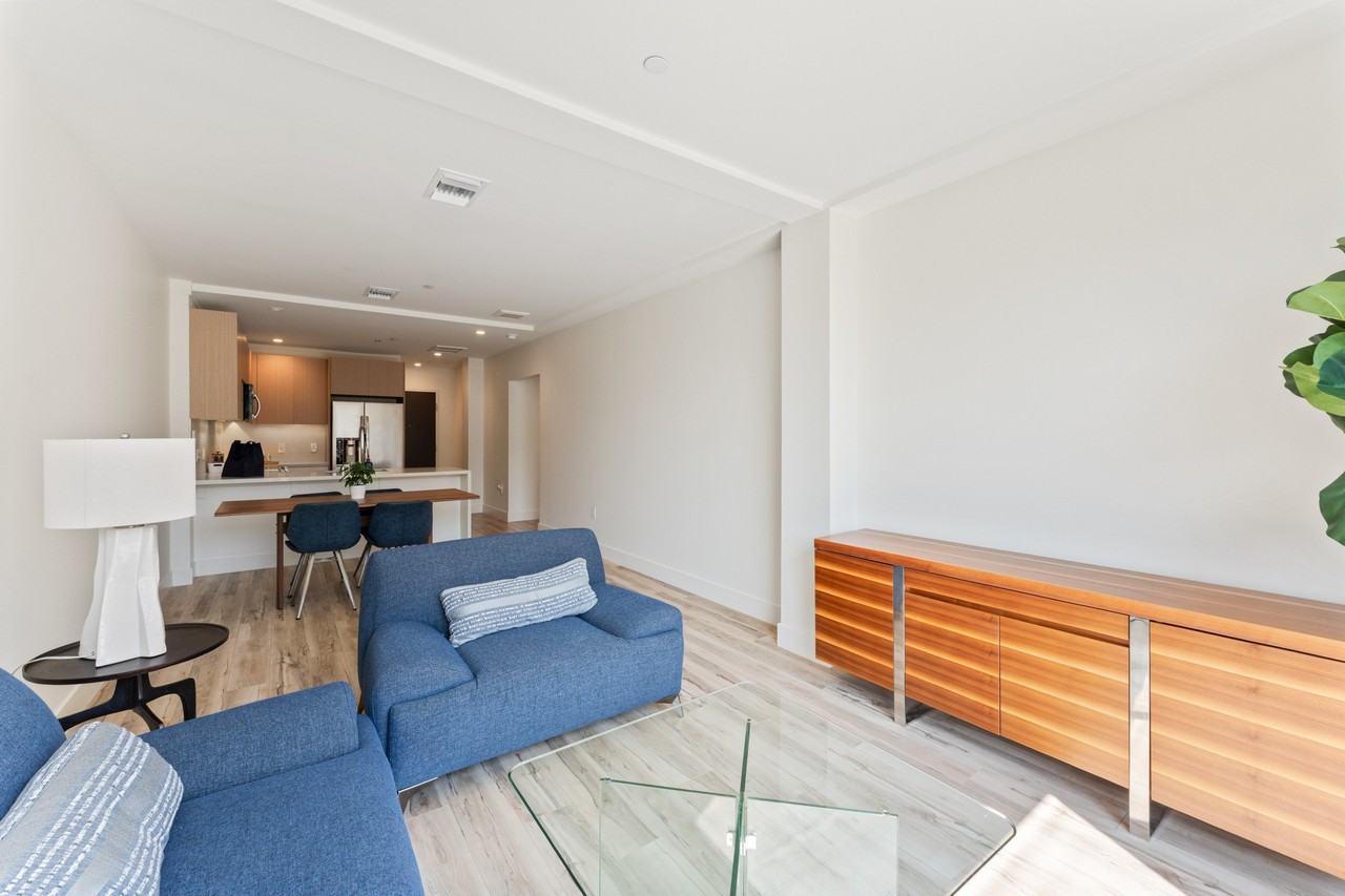 47Hundred - Photo 4 of 50