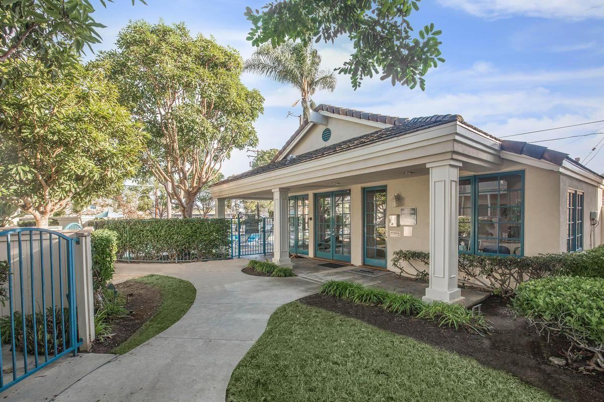 1525 Placentia Ave - Photo 4 of 23