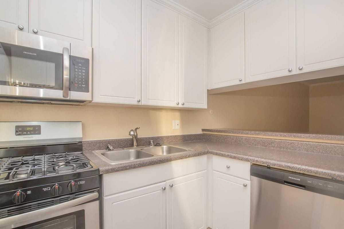 1525 Placentia Ave - Photo 5 of 23