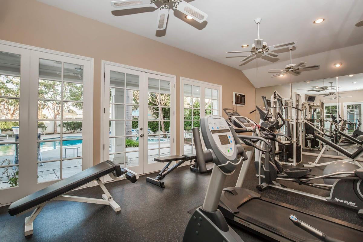 1525 Placentia Ave - Photo 6 of 23