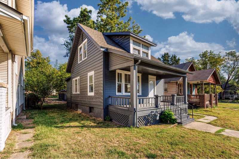 1310 Sw 17th St - Photo 3 of 24