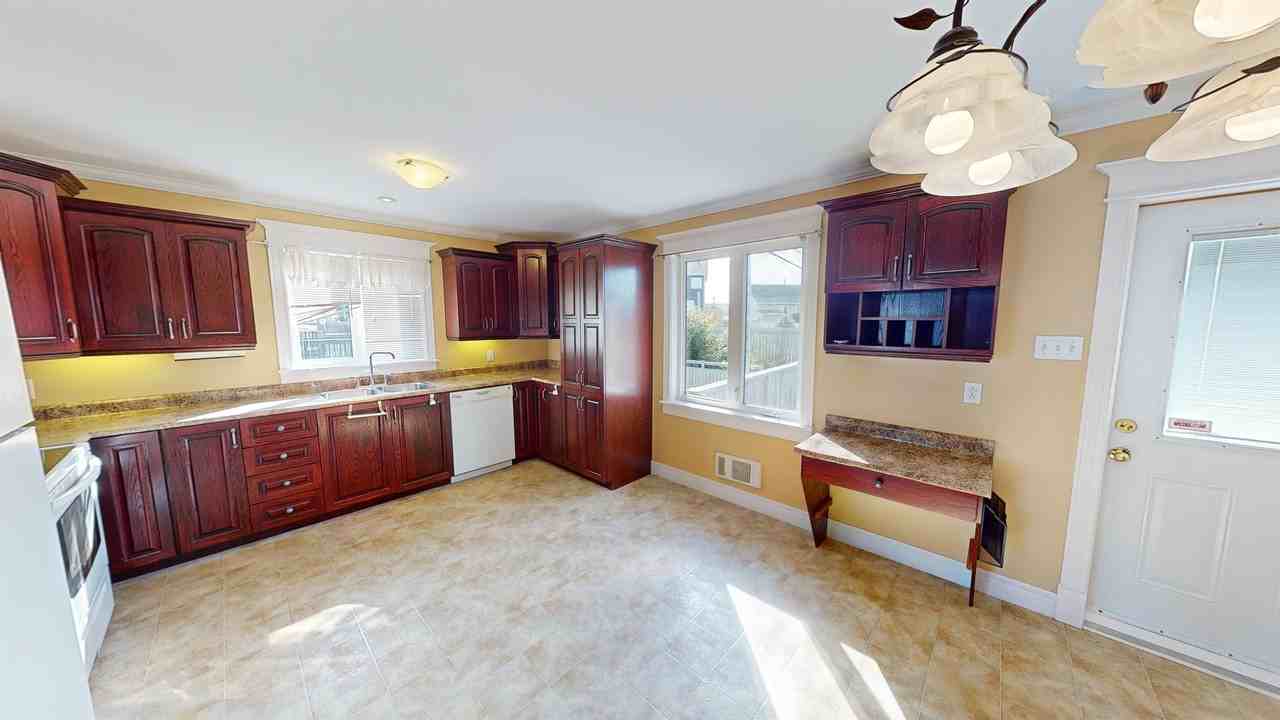 71 Viscount St MAIN, St. John'S, NL A1A 5T6 3 Bedroom Apartment for