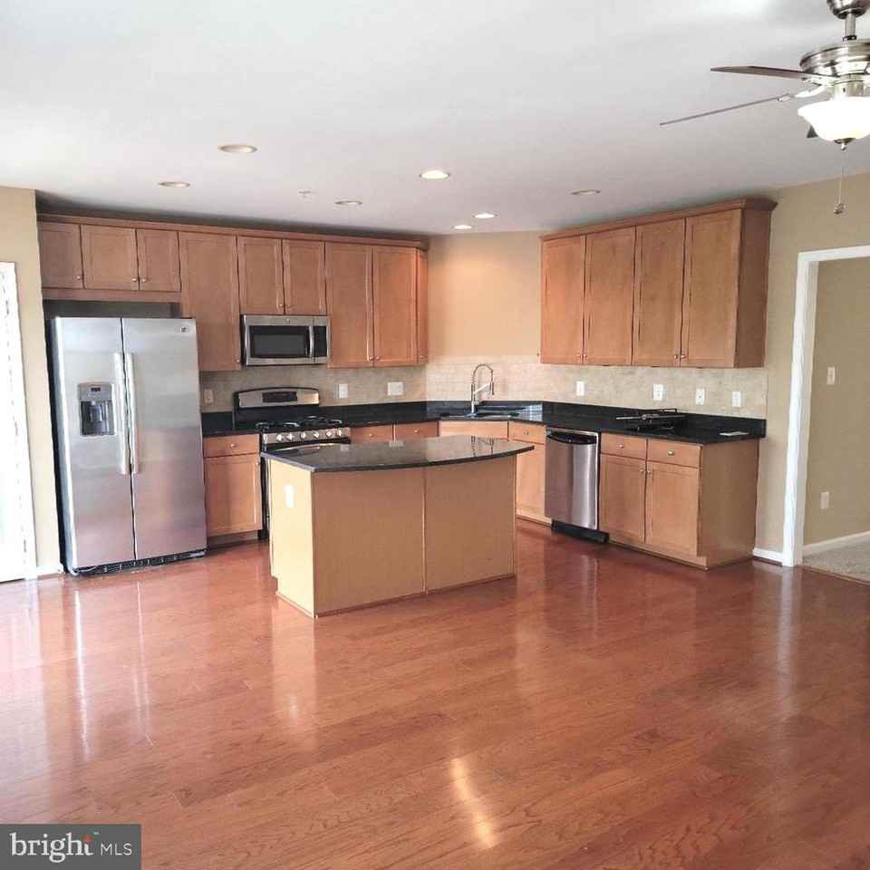 19283 Winmeade Dr - Photo 3 of 33