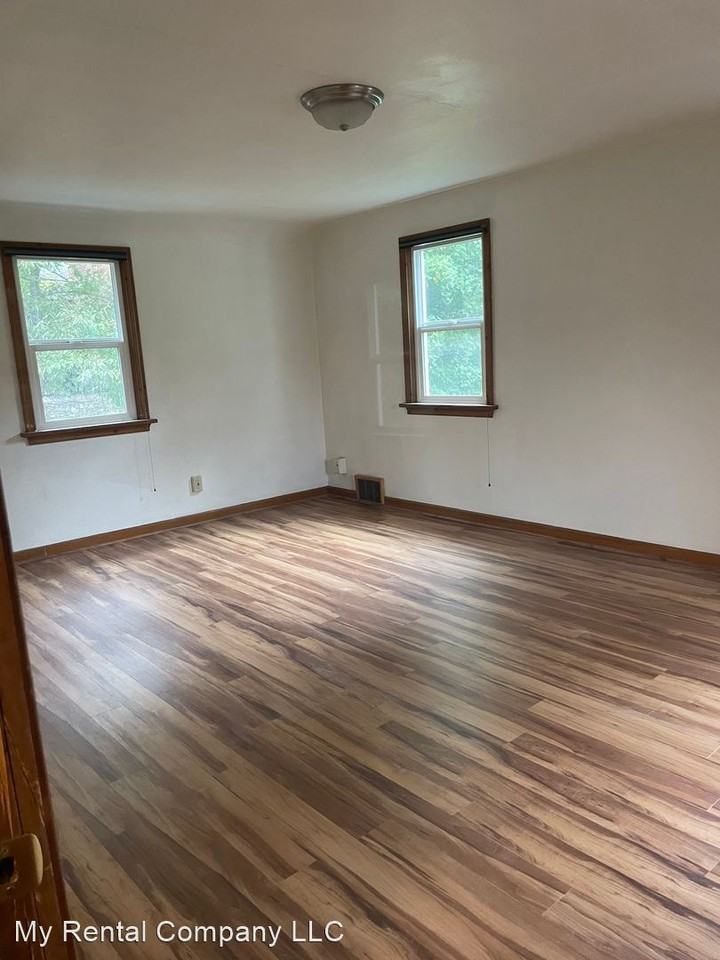 1060 Ne B St - Photo 2 of 17