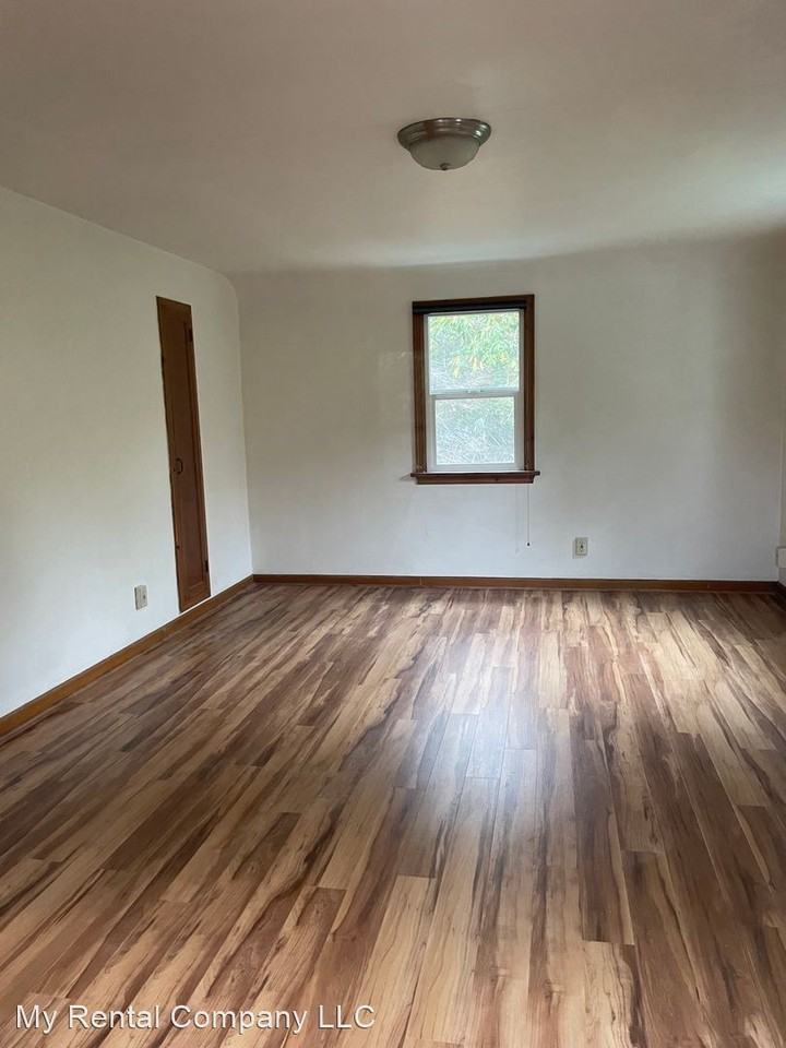 1060 Ne B St - Photo 3 of 17