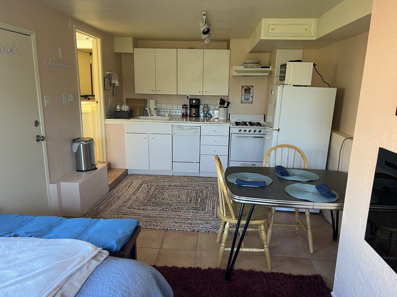 651 Kern St - Photo 2 of 14