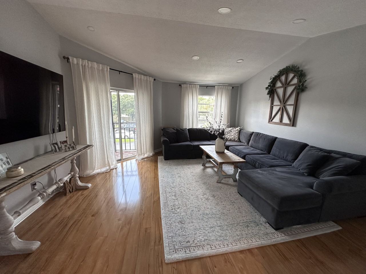 500 Santa Cruz Pl Ne #H - Photo 3 of 11