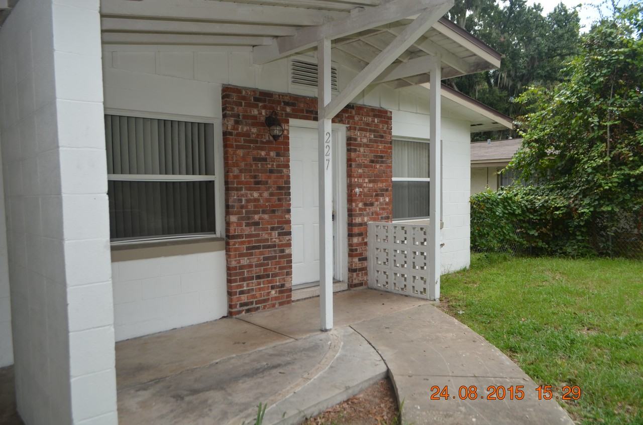 227 Lockhart St - Photo 2 of 12