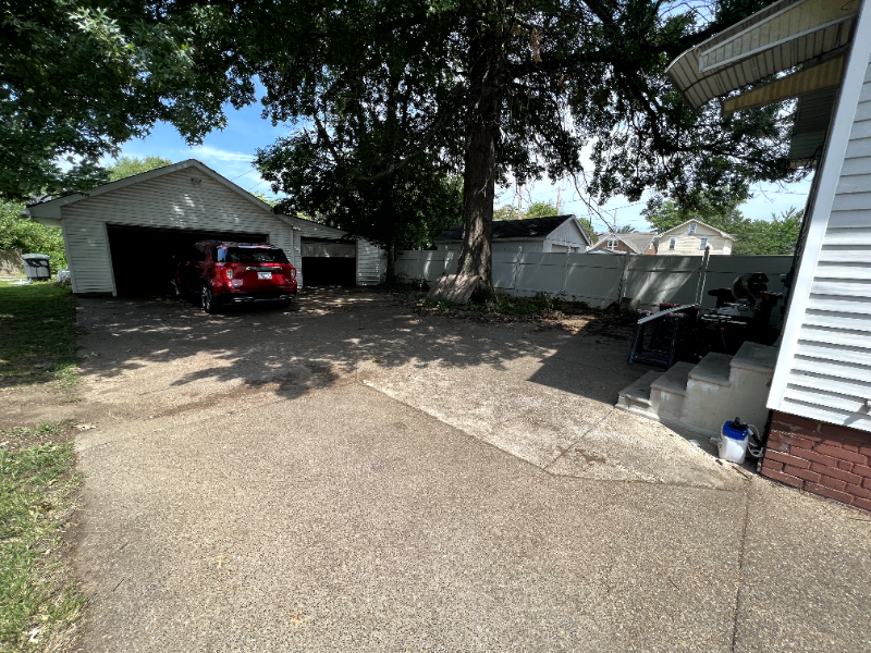 621 S Rotherwood Ave - Photo 6 of 15