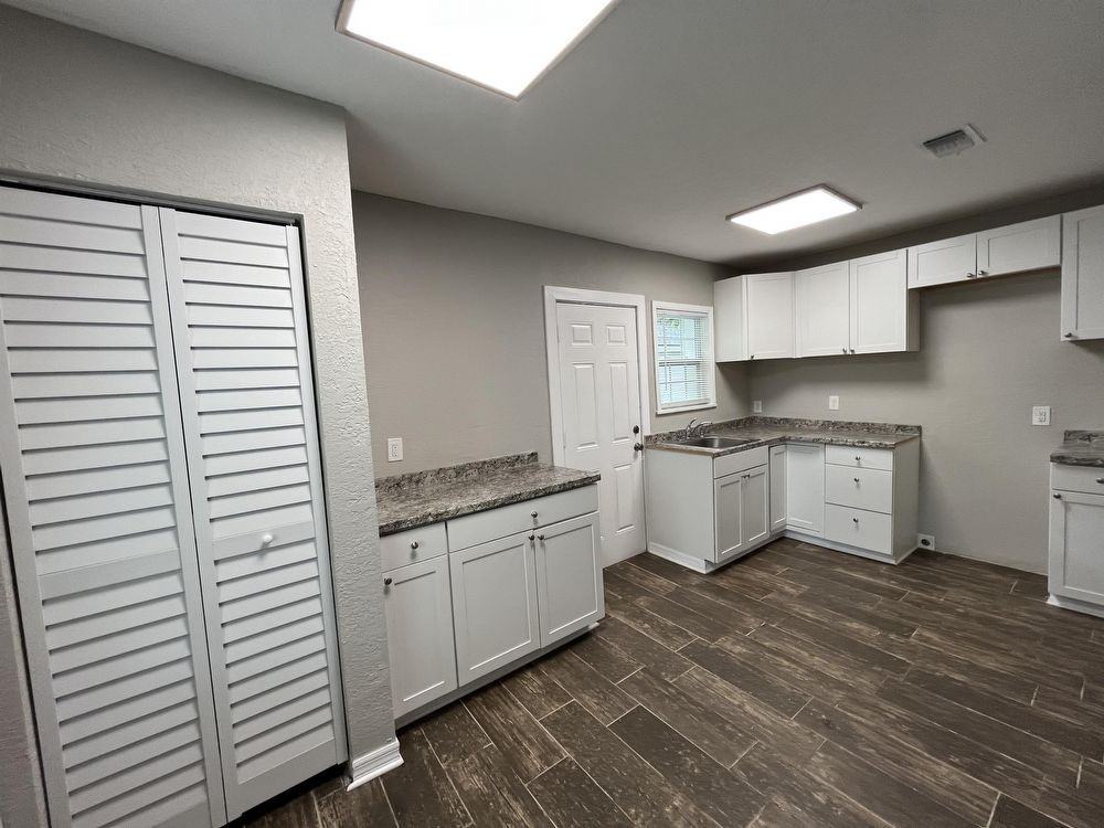 1071 W 31st St - Photo 2 of 10