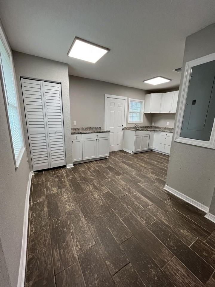 1071 W 31st St - Photo 3 of 10