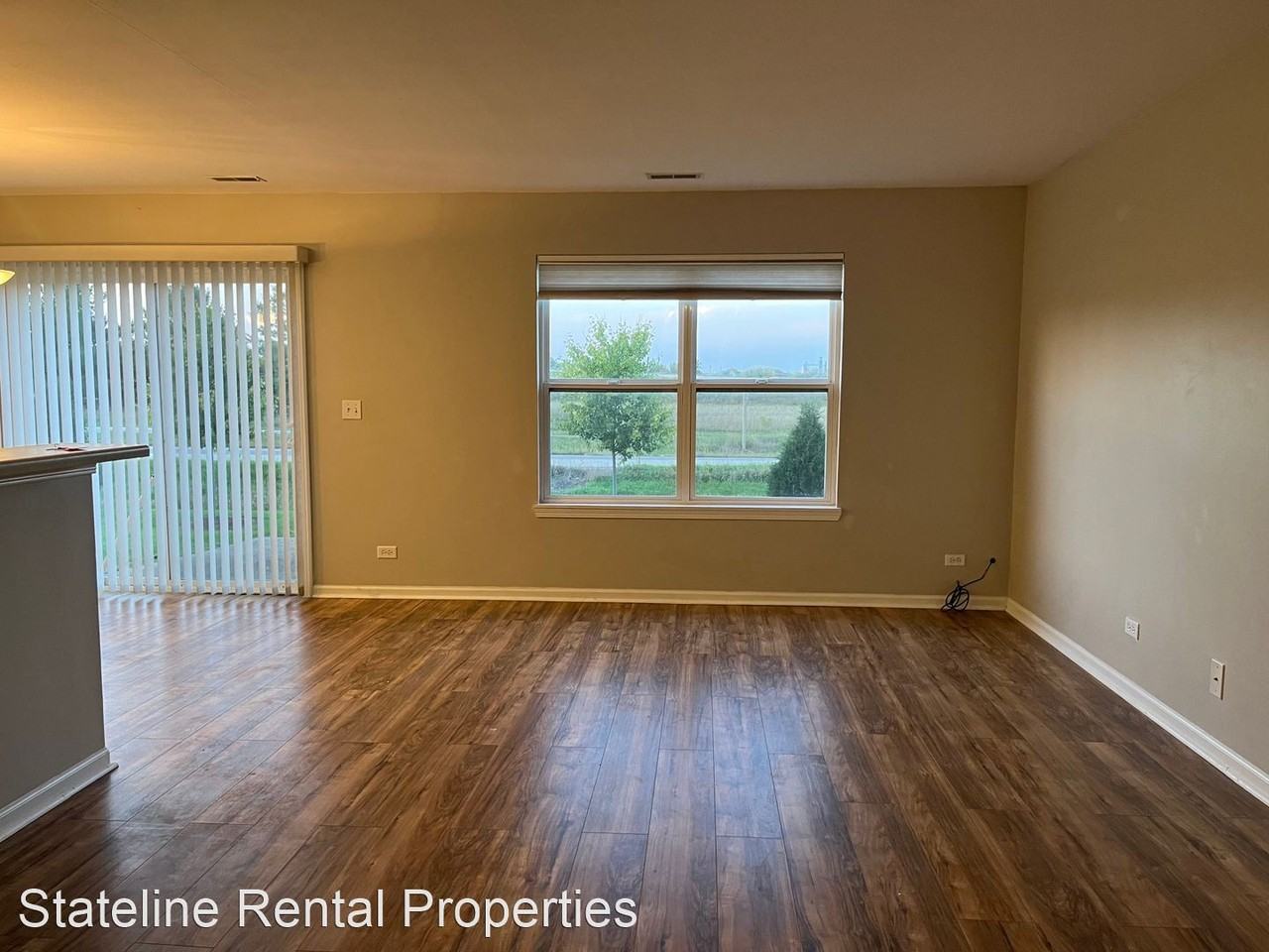 1635 W Chrysler Dr - Photo 3 of 20