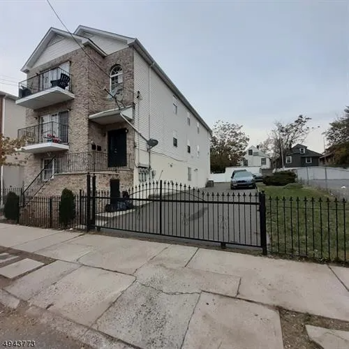 337 Hawthorne Ave #1 - Photo 2 of 3