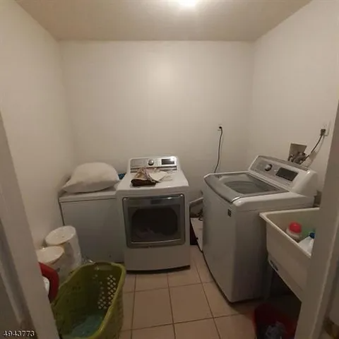 337 Hawthorne Ave #1 - Photo 3 of 3