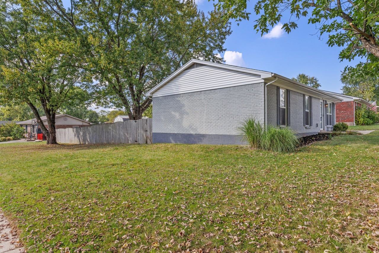 123 Kingsway Dr #1 - Photo 3 of 26