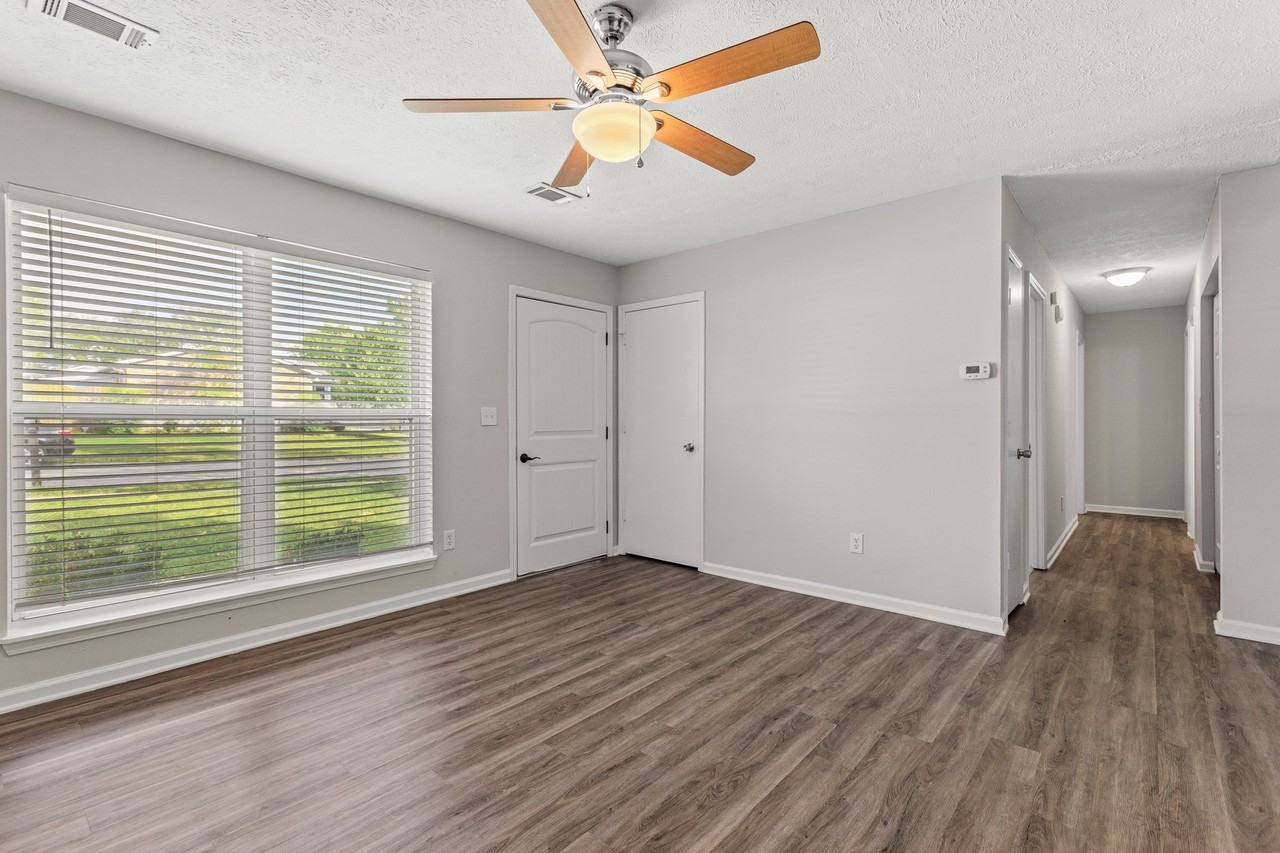 123 Kingsway Dr #1 - Photo 5 of 26