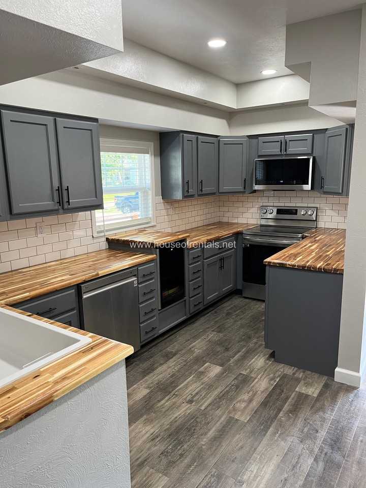 511 N Maple St #1 - Photo 4 of 13