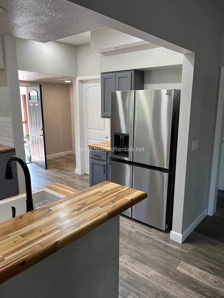 511 N Maple St #1 - Photo 5 of 13