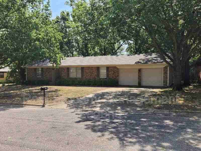 841 Hillside Dr - Photo 2 of 34