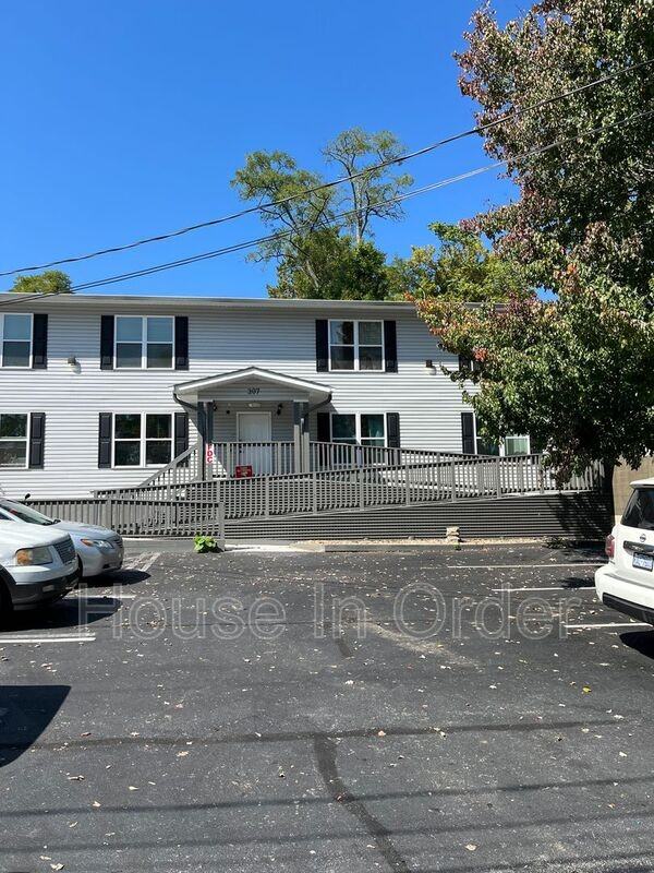 307 8th Ave E #202 - Photo 2 of 9