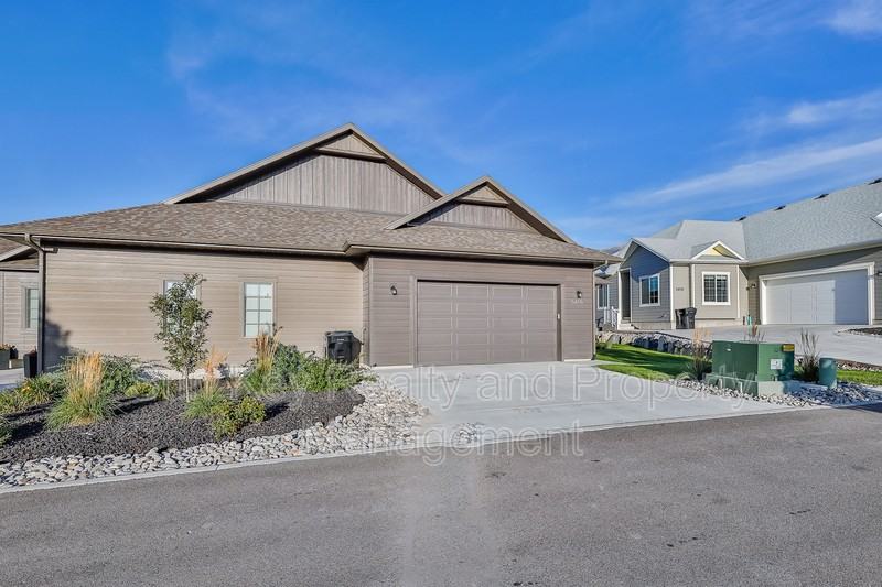 5816 N Glenpoint Dr - Photo 3 of 44