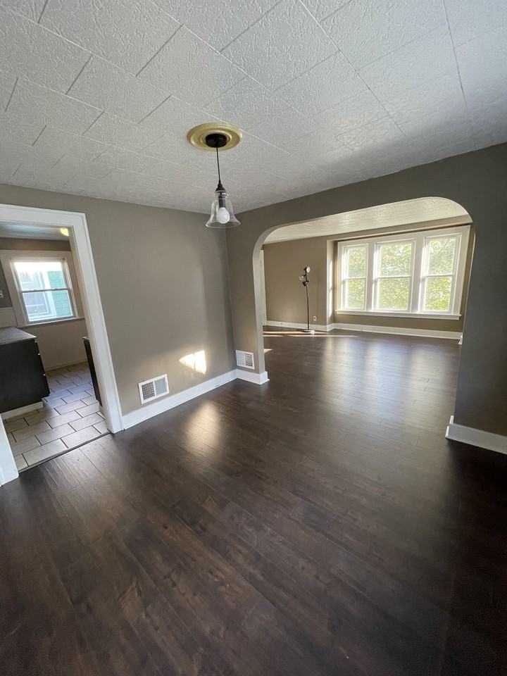 137 Shepard Ave - Photo 2 of 10