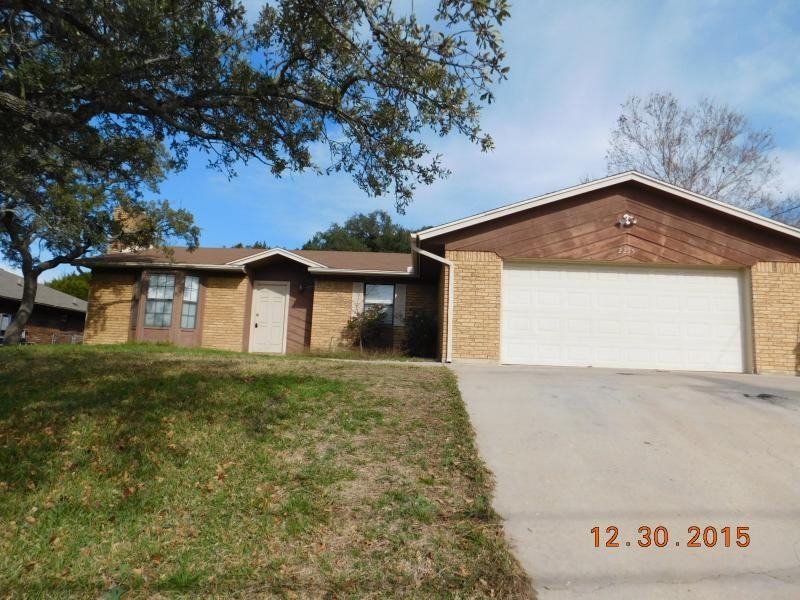 2215 Phyllis Dr - Photo 2 of 32