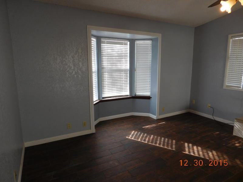 2215 Phyllis Dr - Photo 4 of 32