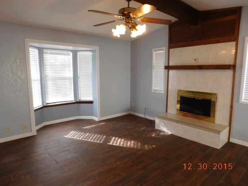 2215 Phyllis Dr - Photo 5 of 32