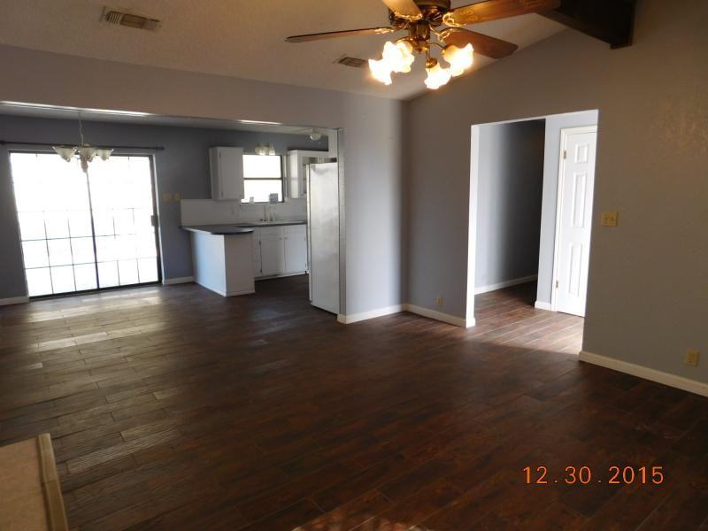 2215 Phyllis Dr - Photo 7 of 32