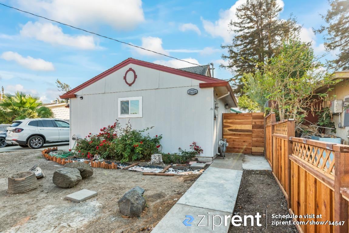 36295 Christine St - Photo 2 of 12