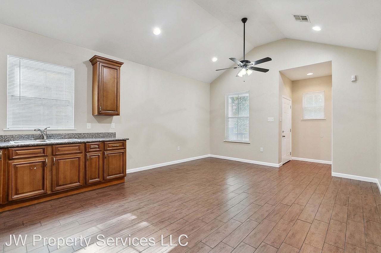 2755 Banks St - Photo 3 of 11