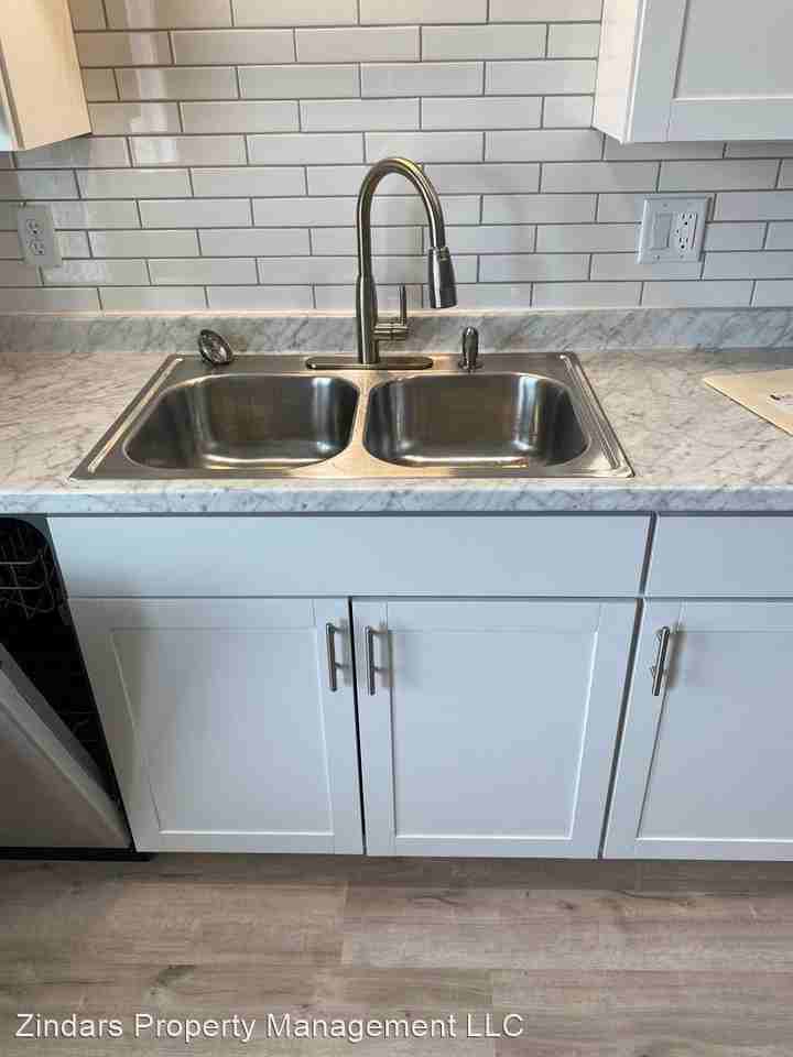 911 Georgian Drive - Photo 2 of 8