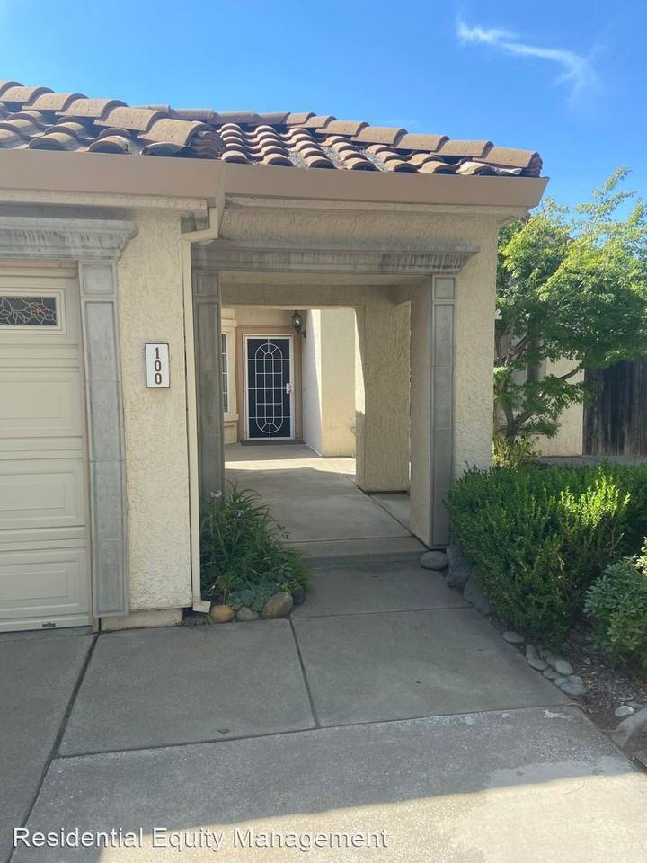 100 Tedford Ct - Photo 2 of 20