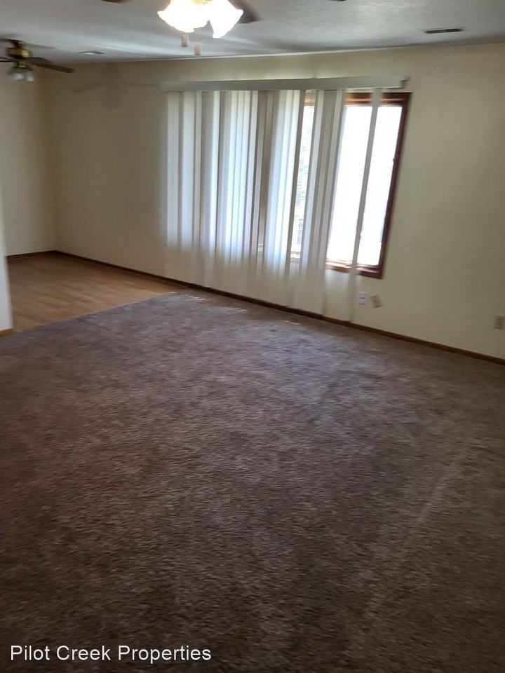 315 N 1st Street - Photo 2 of 7