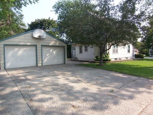 305 Pennsylvania Ave - Photo 2 of 19