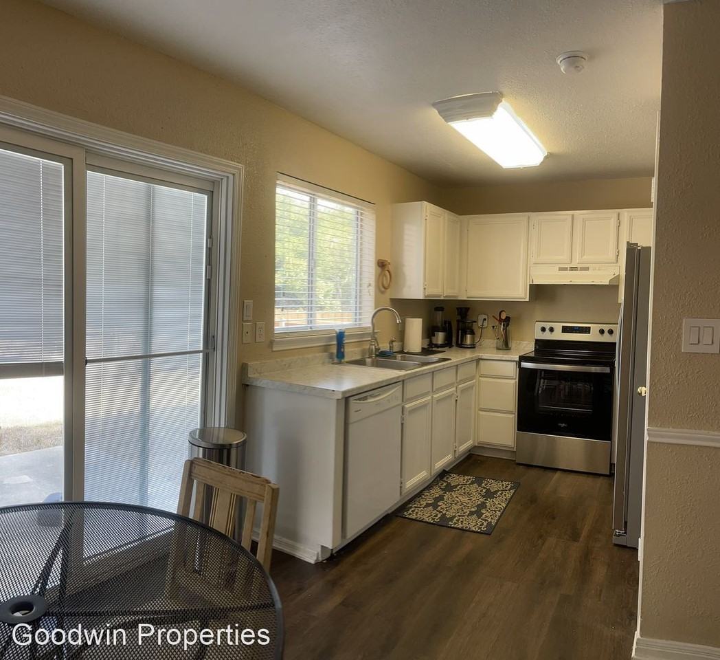 1907 Lisa Ln - Photo 3 of 15