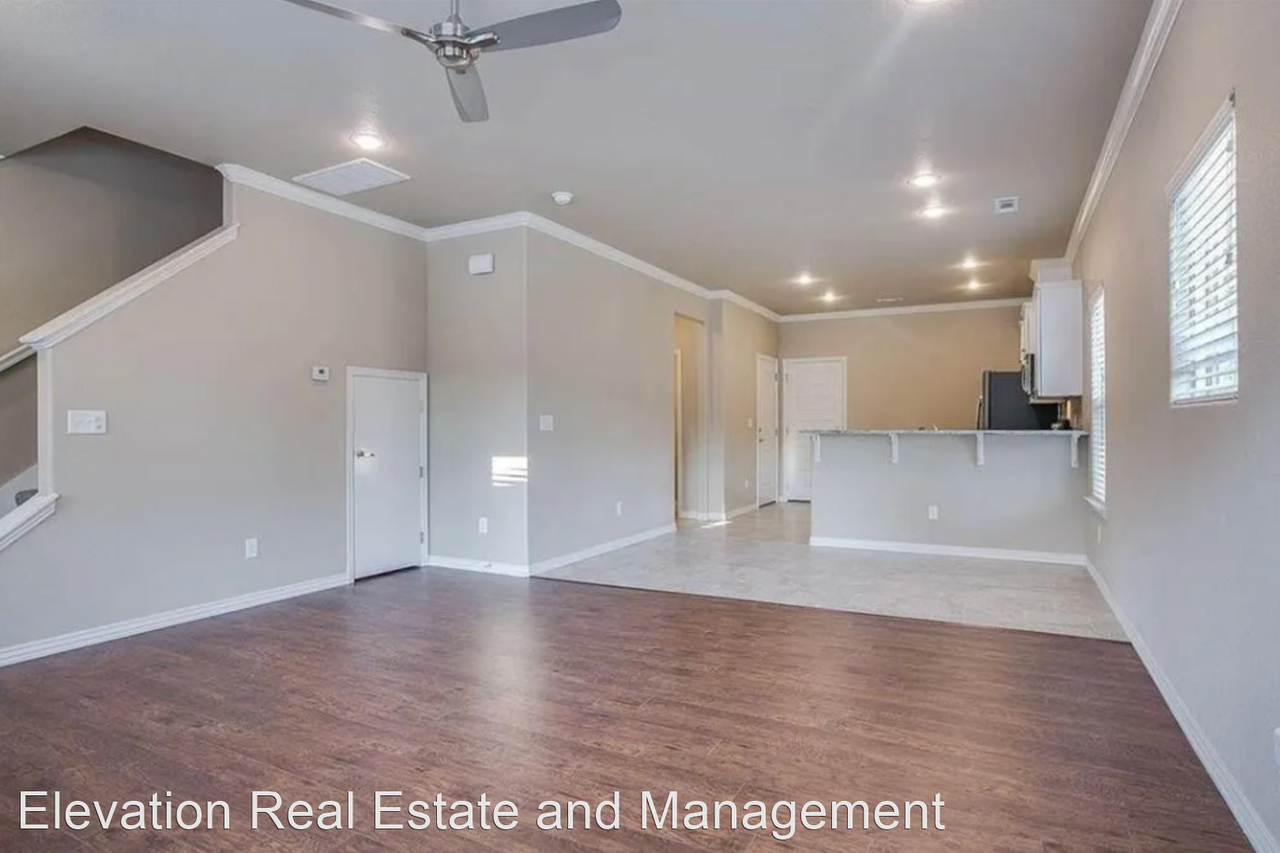 1584 N Leverett Ave - Photo 3 of 10