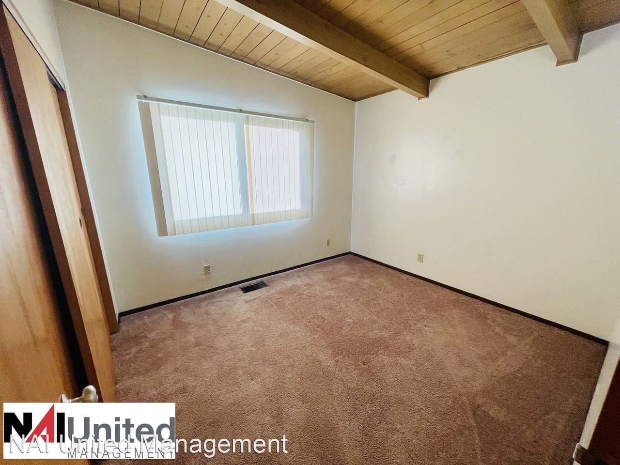 6121 Macarthur St - Photo 2 of 6