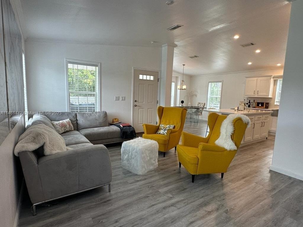 725 N Willow St - Photo 2 of 8