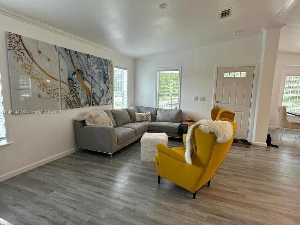 725 N Willow St - Photo 3 of 8