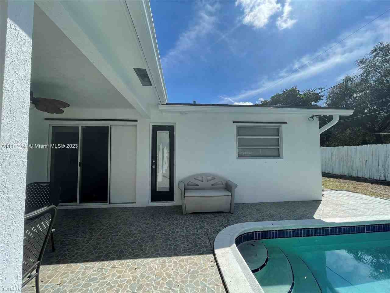 1040 Sw 66th Ave - Photo 3 of 16