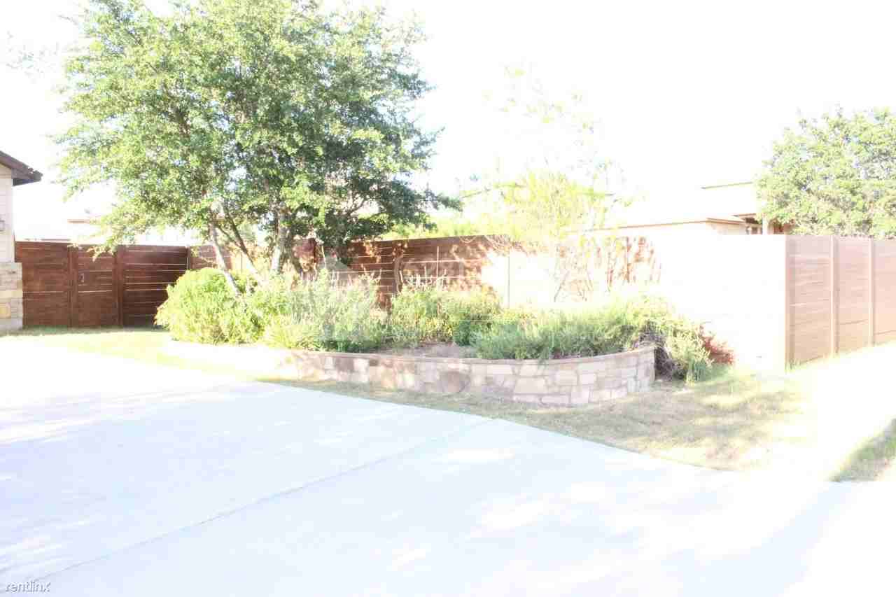 10015 Longhorn Skwy - Photo 2 of 29