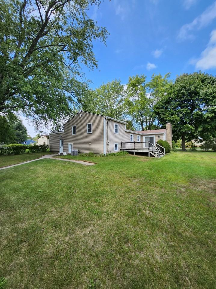 2090 Randall St - Photo 2 of 19